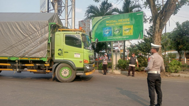 Kasat Lantas Polres Jombang saat sosialisasi pada para sopir.