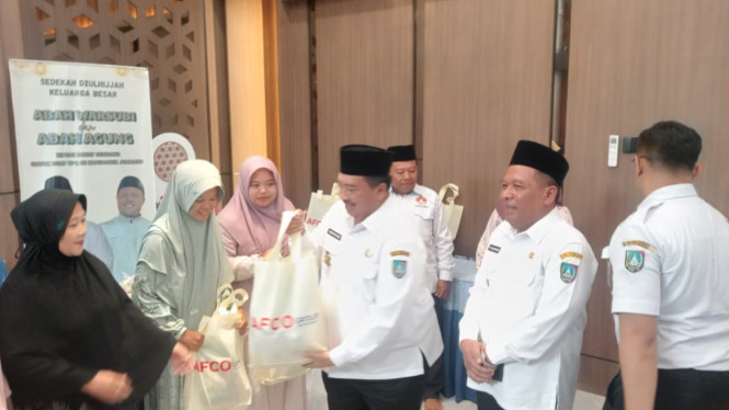 Abah Bupati Jombang saat berikan bantuan untuk guru ngaji