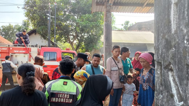 Petugas damkar Jombang saat memadamkan api