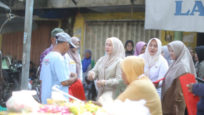 Ibu Bupati Jombang membersihkan sampah plastik