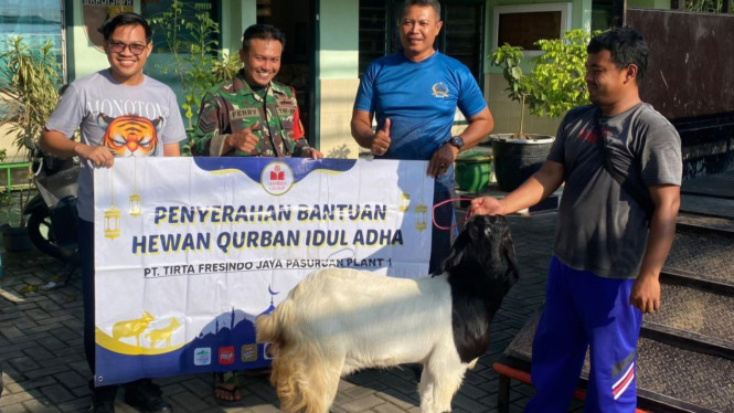 Penyaluran hewan kurban dari PT TJF Pasuruan