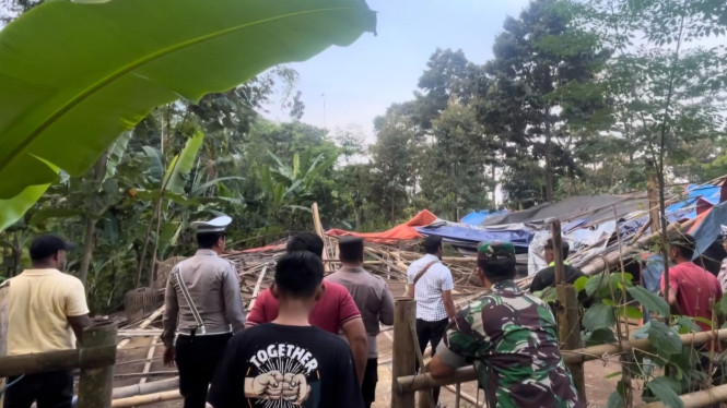 Petugas saat membongkar arena judi sabung ayam di Pasuruan
