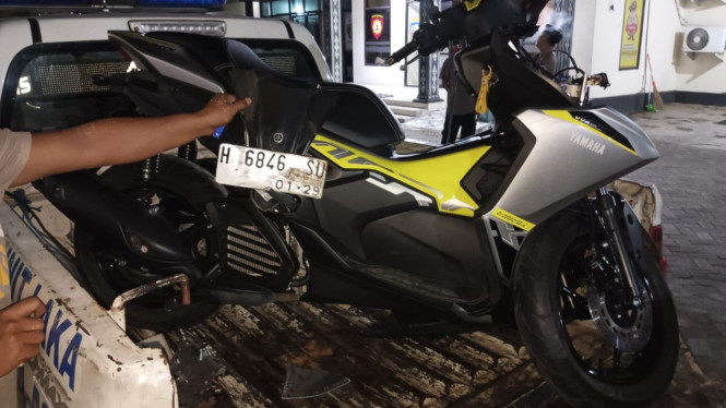Kendaraan yang terlibat laka.
