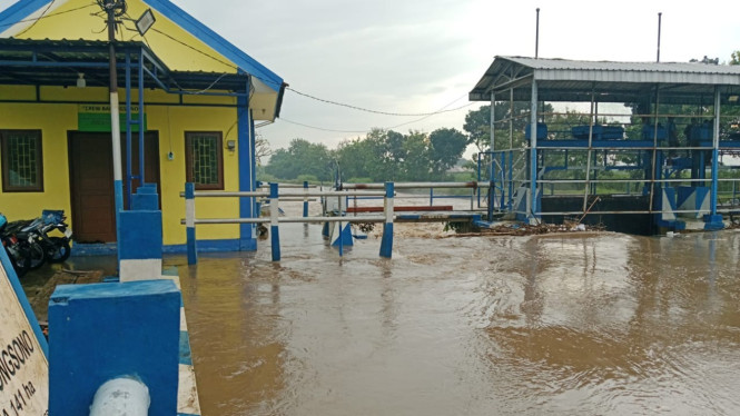Kondisi DAM Balongsono Sumobito yang overload.