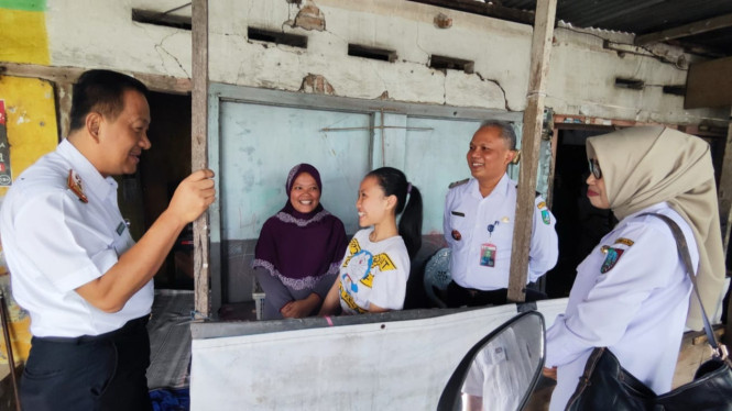 Tim dari Pemkab Jombang saat lakukan home visit