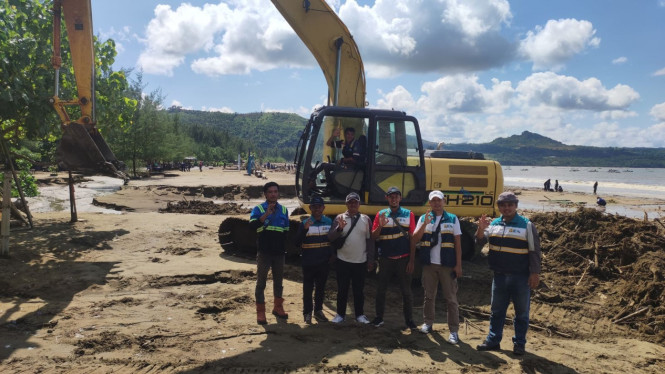 Aksi bersih pantai hingga bagi bibit pohon PJT I