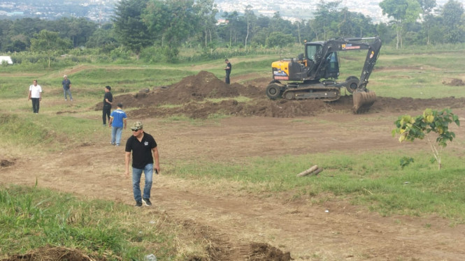 Alat berat DPUPR Kota Batu tengah membuat obstacle baru