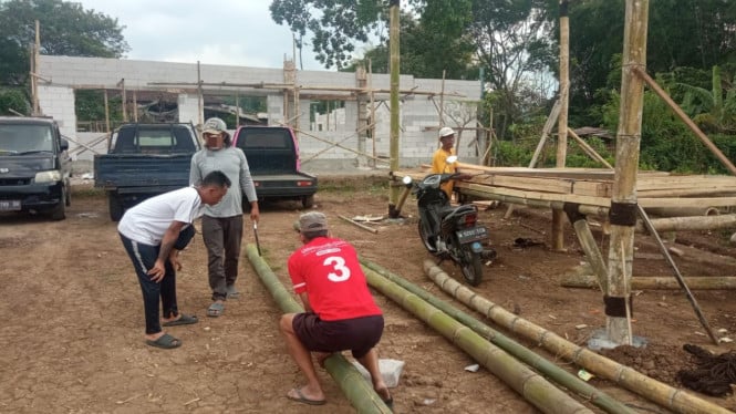Kerja bakti warga Beji untuk pembangunan MBG