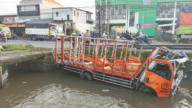 Evakuasi kendaraan yang terlibat lakalantas.