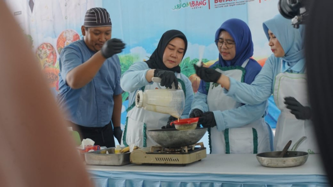 Ketua TP PKK Jombang Yuliati Nugrahani Warsubi (tengah)