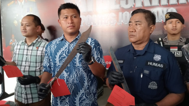 Senjata tajam yang diamankan polisi dari gangster