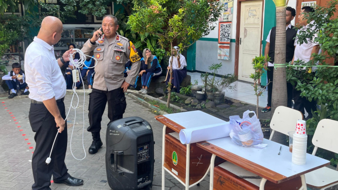 Polisi saat olah TKP tewasnya siswa diduga tersetrum