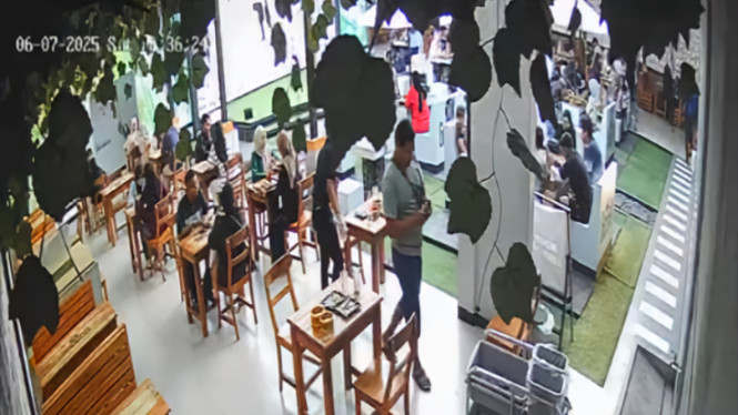 Rekaman CCTV yang menunjukkan aksi pelaku