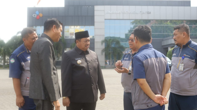Abah Bupati Warsubi saat meninjau pabrik CJI Ploso