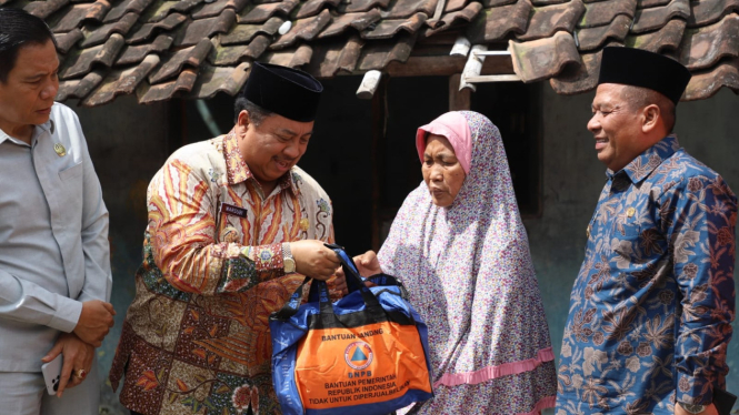 Bupati Jombang beri bantuan korban kebakaran