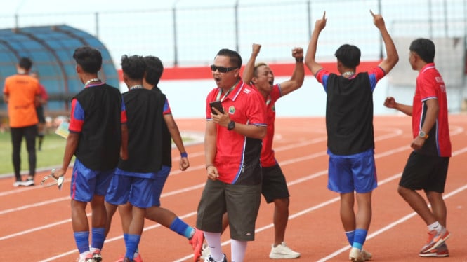 Official tim Kota Malang rayakan gol