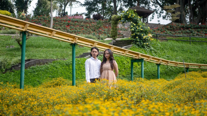 Suasana pre-wedding di Taman Rekreasi Selecta