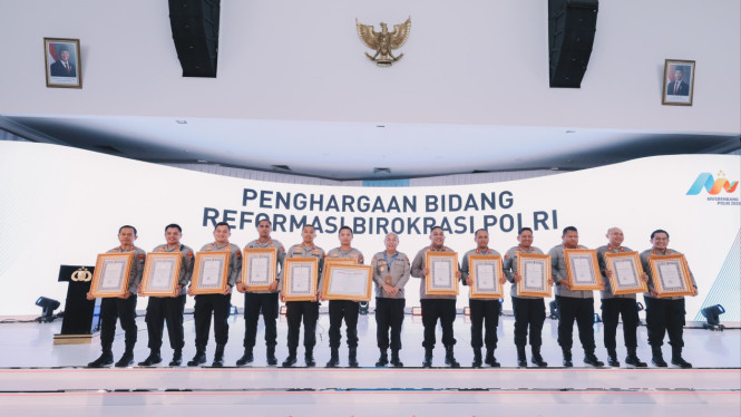 Kapolres Jombang saat menerima penghargaan