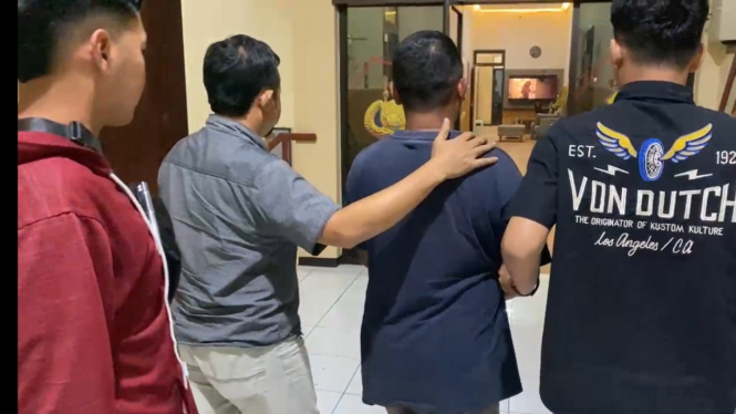Pelaku saat diamankan polisi
