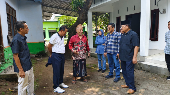 Pemkab Jombang meninjau gedung untuk sekolah rakyat.