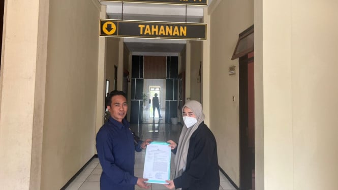 Korban KDRT saat melapor ke Polres Batu
