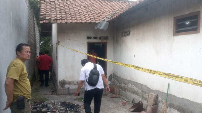 Garis polisi yang dipasang di TKP.