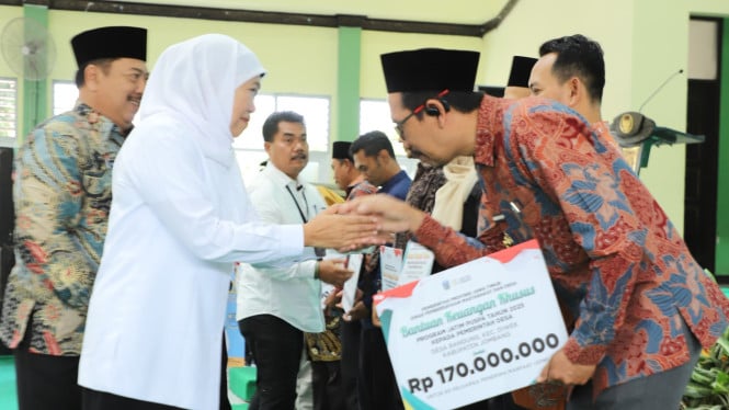 Gubernur Jatim saat menyalurkan bantuan