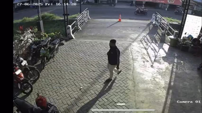 Aksi pelaku saat terekam kamera CCTV
