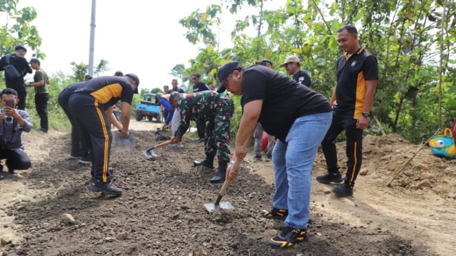 Bupati Jombang saat pantau perbaikan jalan rusak