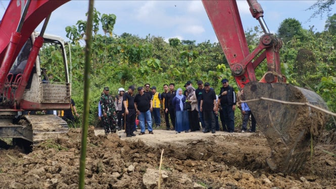 Perbaikan jalan rusak di wilayah Plandaan.