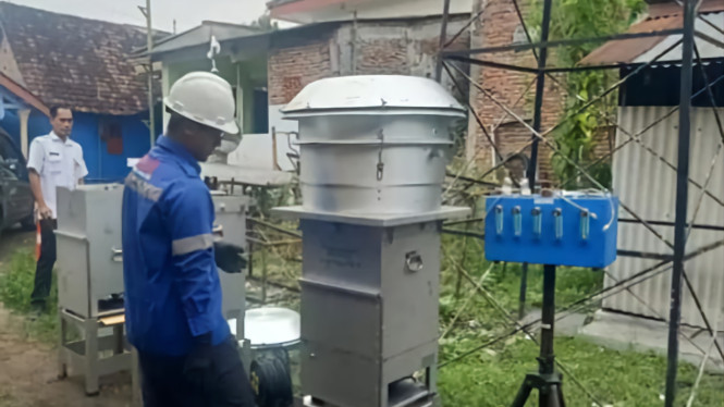 Pemasangan stasiun udara untuk uji kandungan pencemaran