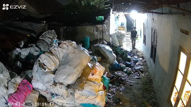 Rekaman kamera CCTV menunjukkan aksi pelaku.