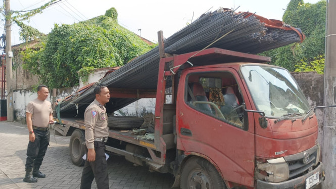 Truk yang terlibat kecelakaan lalu lintas.