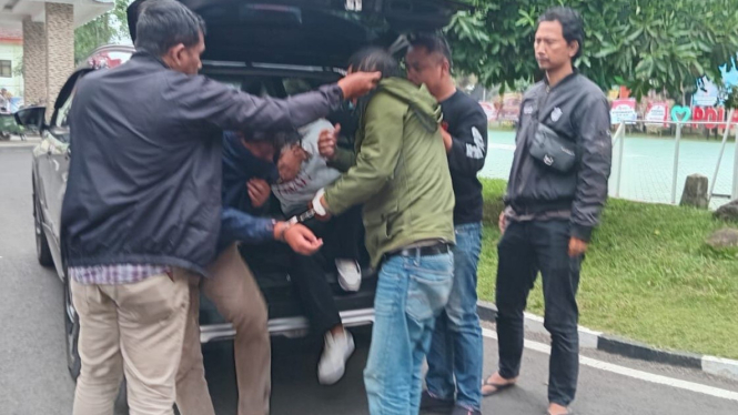 Petugas saat mengamankan para pelaku