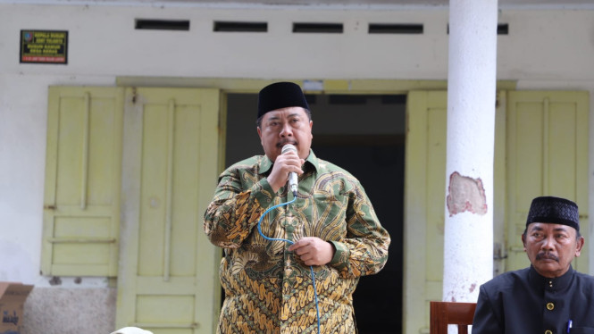 Bupati Jombang, Warsubi saat acara bersih desa.