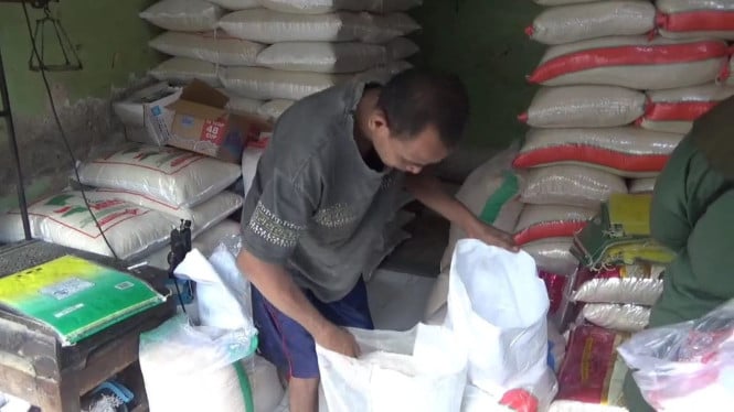 Salah satu pedagang beras di Pasar Citra Niaga Jombang.