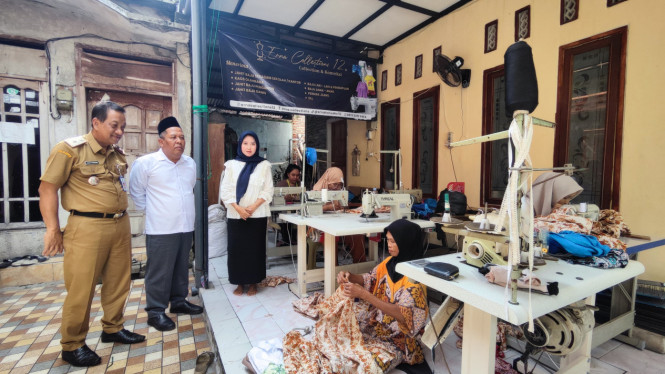 Wabup Jombang, Salmanudin Yazid saat sidak ke penjahit