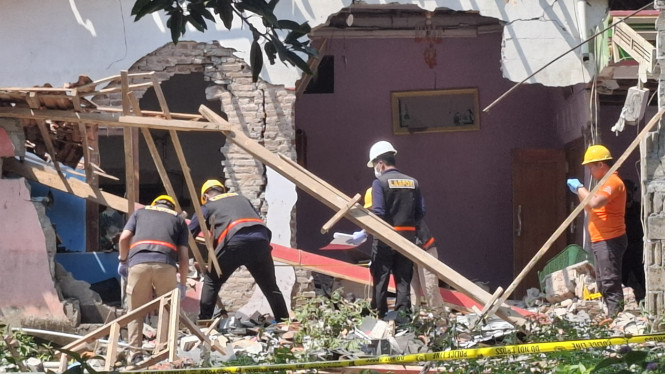 Olah TKP lokasi ledakan di rumah Pasuruan