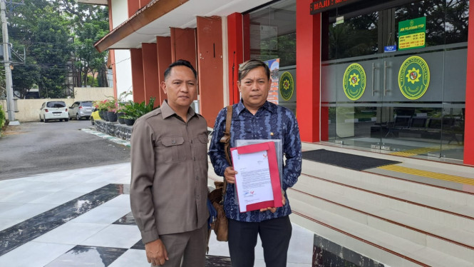 Kuasa hukum Ronny, Yiyesta Ndaru Abadi (kiri)