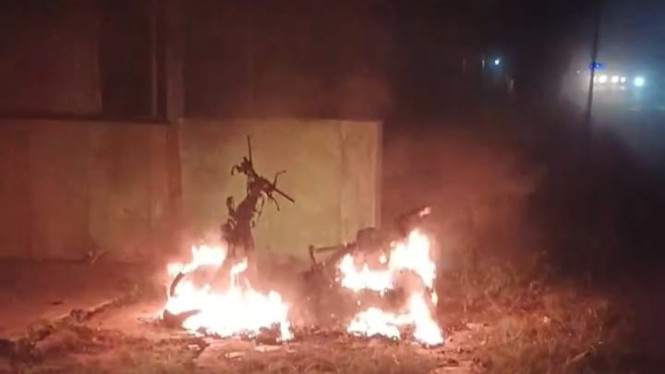 Sepeda motor dalam kondisi terbakar.