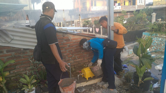 Pemasangan air bersih warga di Kota Batu