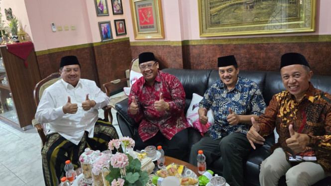 Bupati Jombang, Warsubi saat bersama mantan bupati Ali Fikri