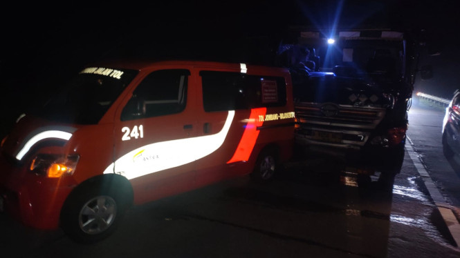 Kendaraan yang terlibat laka lantas di tol Jombang.