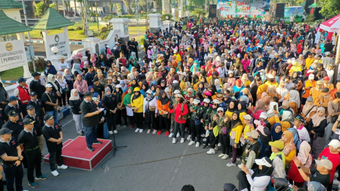 Suasana jalan sehat Peringatan Hari Koperasi di Jombang