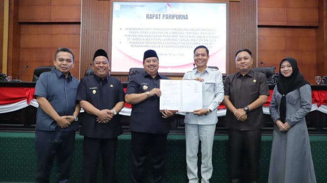 Penandatanganan Raperda APBD Jombang 2025
