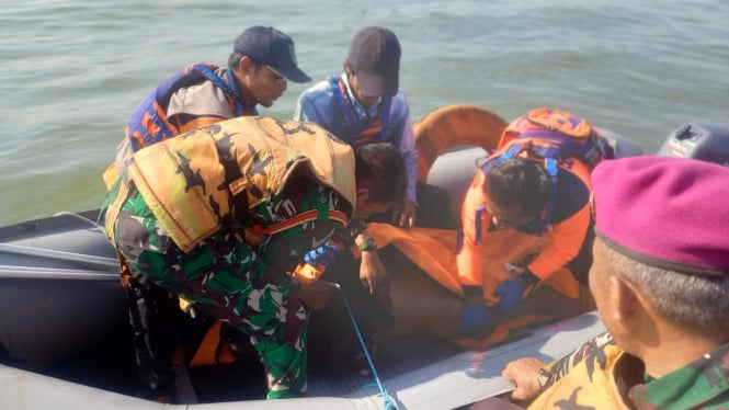 Evakuasi oleh tim SAR gabungan korban tenggelam di Pasuruan