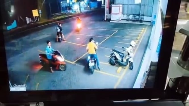 Tangkapan layar pelaku pencurian motor di depan toko modern
