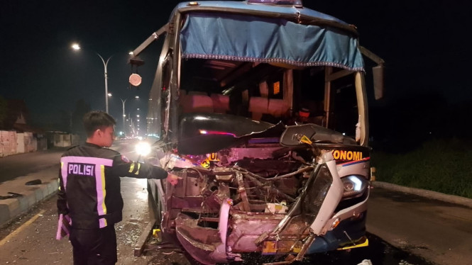 Kendaraan bus yang tabrak truk.