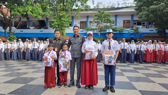 Wali Kota Malang, Wahyu Hidayat usai membagikan seragam gratis