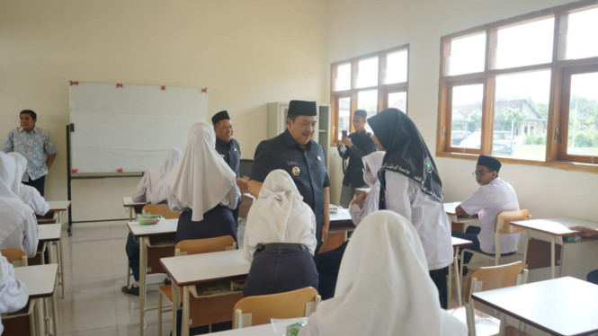 Bupati Jombang, Warsubi saat meninjau sekolah rakyat